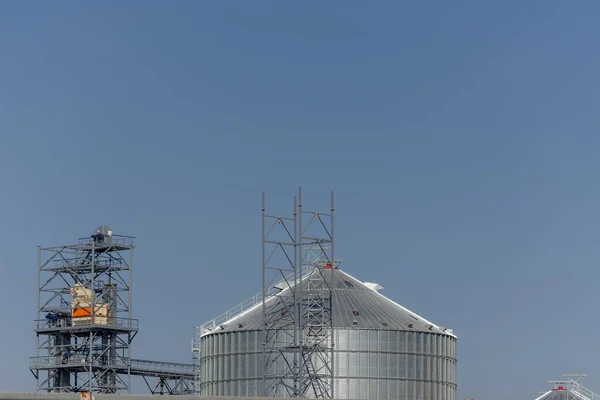 Lugar Construcción Parte Superior Los Silos Metálicos Para Almacenar Grano — Foto de Stock