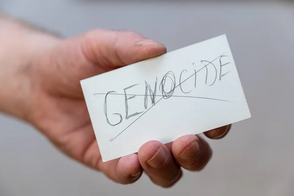 Parola Genocide Cancellata Una Parola Scritta Lettere Frastagliate Mano Uomo — Foto Stock