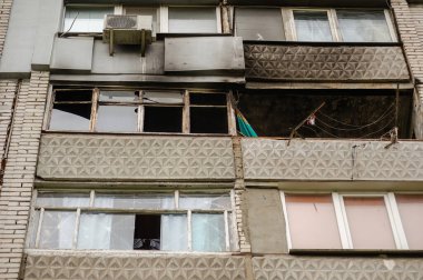 Ukrayna-Rusya Savaşı 2022. Rus ordusunun bombardımanından muzdarip Mykolaiv 'de bir yerleşim yeri. Camsız bir apartmanın balkonunda. Yanmış bir apartman..