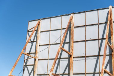 Terk Edilmiş Arabalı Sinema Sineması. Projeksiyon ekranının arkası. Yüksek metal yapı. Seçici odak.