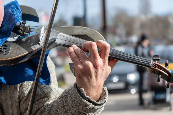 Nahaufnahme Der Hände Eines Straßenmusikers Während Eines Konzerts Reifer Mann — Stockfoto