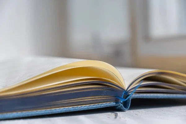 Close Open Notebook Blue Hardcover Notebook Blank Pages Selective Focus — Stockfoto