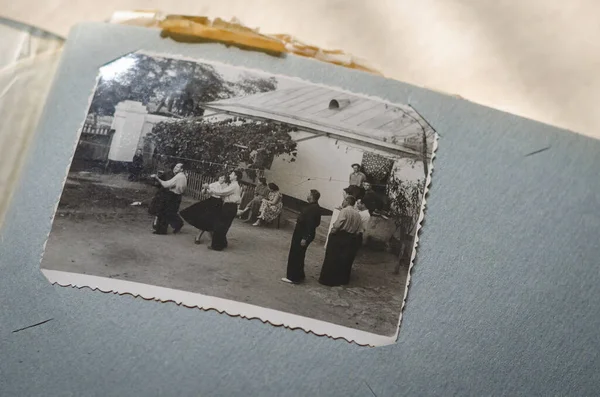家族のアルバムに古い黒と白の写真 人々は家の中庭でペアで踊る 大人の女性 — ストック写真