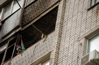 Ukrayna-Rusya Savaşı 2022. Rus ordusunun bombardımanından muzdarip Mykolaiv 'de bir yerleşim yeri. Camsız bir apartmanın balkonunda. Yanmış bir apartman..
