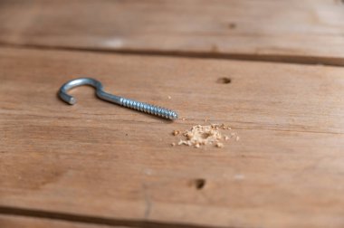 Tahtadaki yarım halkayı boş ver. C-hook vida deliğin yanında çapa. Ev için halkalı tavan, paslanmaz çelik kendi kendine dokunabilen kancalar..