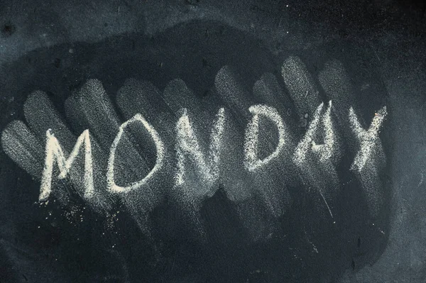 黒の黒板に半消去の単語月曜日 手書きの言葉だ 黒い表面のファジィ文字 週の交互な日の概念 カレンダー — ストック写真