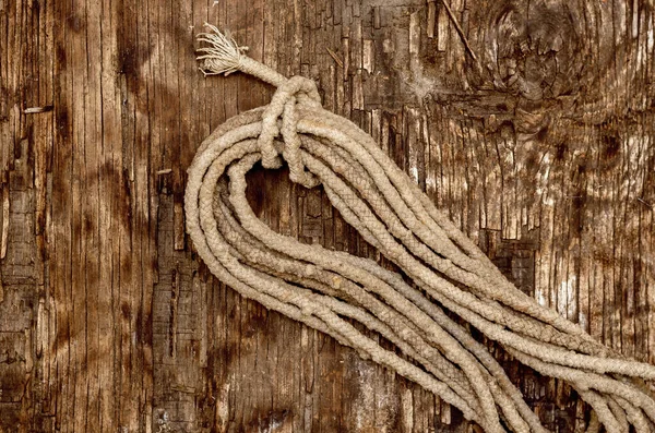 Spule Aus Altem Seil Auf Dunklem Holzgrund Abgenutztes Schmutziges Seil — Stockfoto