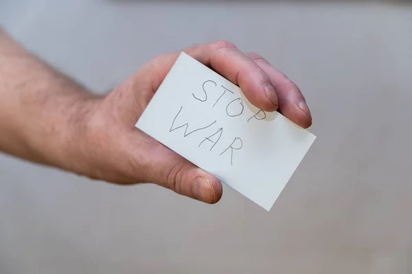 Fermate Guerra Parole Scritte Lettere Frastagliate Mano Uomo Tiene Rettangolo — Foto Stock