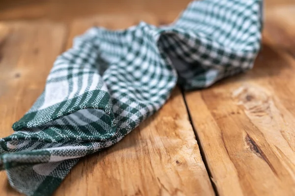 Handuk Dapur Berwarna Hijau Terletak Atas Meja Kayu Handuk Kusut — Stok Foto