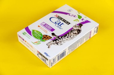 Purina Cat Chow kedi maması. İçinde evcil hayvanlar için kurutulmuş yiyecekler olan karton bir kutu. Sarı arka plan. Seçici odaklanma. Ukrayna, Mykolayiv - 05 25 2022