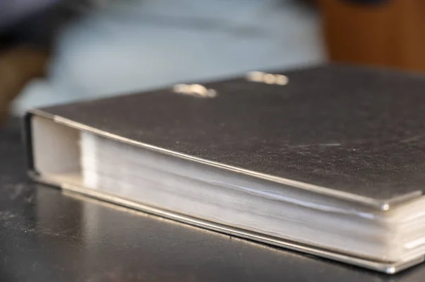結合子を持つ灰色のファイルフォルダ 書類は黒い机の上にある 接近中だ 選択的焦点 — ストック写真