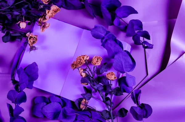 Rosas Amarillas Secas Cuaderno Abierto Blanco Sobre Una Superficie Blanco — Foto de Stock