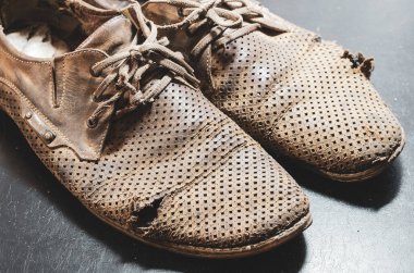 Eski deri ayakkabılar. Çentikli erkek yaz ayakkabıları. Yakın plan. Seçici odak.