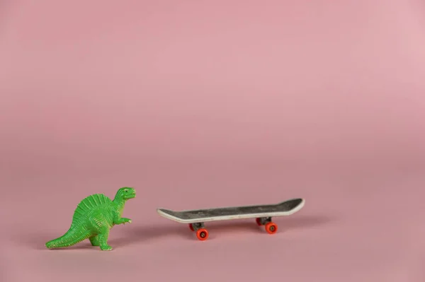 Miniaturní Dinosaurní Stojící Vedle Mini Skateboardu Malá Zelená Dětská Hračka — Stock fotografie