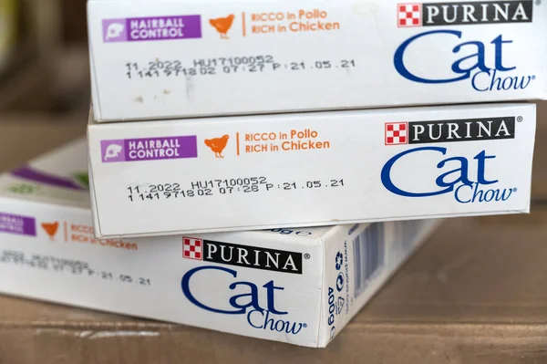 Een Close Van Drie Witte Dozen Kattenvoer Purina Kattenvoer Purina — Stockfoto