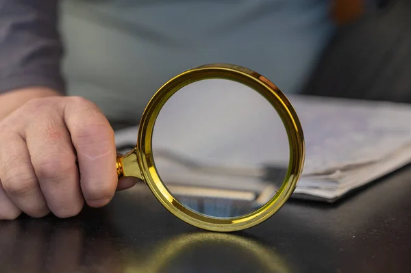 Närbild Mans Hand Som Håller Ett Förstoringsglas Runt Förstoringsglas Med — Stockfoto