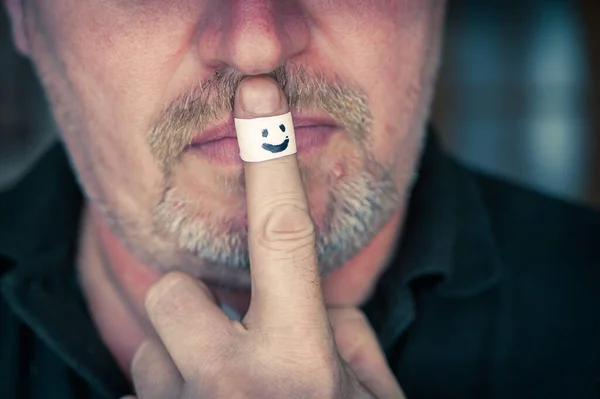 Homem Mostra Gesto Silêncio Com Dedo Indicador Uma Ligadura Branca — Fotografia de Stock