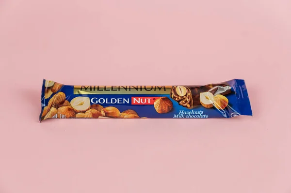 Barra Chocolate Frente Fondo Rosa Milenio Golden Nut Chocolate Bar —  Fotos de Stock
