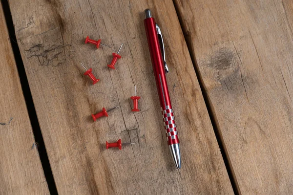 Una Penna Rossa Perno Sono Sullo Sfondo Legno Una Penna — Foto Stock