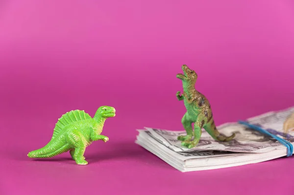 Dinosauří Miniatury Svazek Stodolarových Bankovek Purpurovém Pozadí Hromada Peněz Svázaná — Stock fotografie