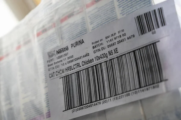 在猫粮库存包装上贴上条形码标签的特写 托盘紫丁猫周包装在塑料包裹 乌克兰 Mykolayiv 2022 — 图库照片