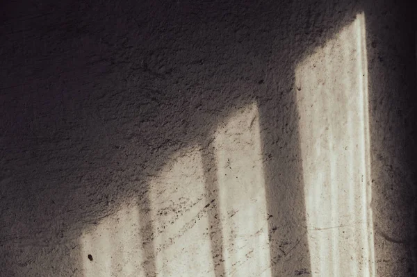 Υπάρχουν Σκιές Και Φως Στον Τσιμεντένιο Τοίχο Αφηρημένες Σκιές Ένα — Φωτογραφία Αρχείου