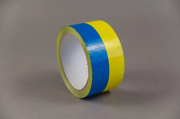 黄色と青のダクトテープ グレーの背景にカラーダクトテープのリール 選択的フォーカス 人はいない — ストック写真