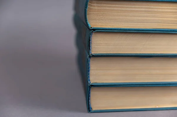 Uma Pilha Livros Cobertos Azul Contra Fundo Cinzento Grupo Livros — Fotografia de Stock
