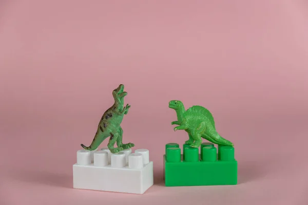 Dinossauros Miniatura Sobre Dois Blocos Construtor Infantil Duas Pequenas Miniaturas — Fotografia de Stock