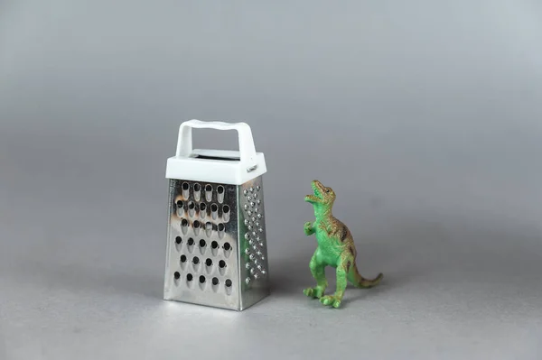 Malý Drtič Miniaturní Dinosaurní Naproti Šedému Pozadí Malá Zelená Postavička — Stock fotografie