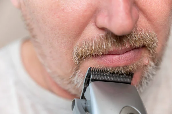 Mature Man Shaving Bottom Man Face Man Cuts Facial Hair — Stock Photo, Image