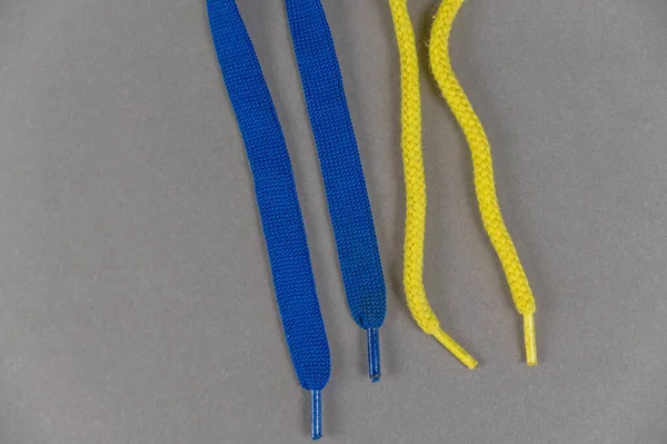 Cordones Multicolores Sobre Fondo Gris Dos Cordones Azul Amarillo Redondo —  Fotos de Stock