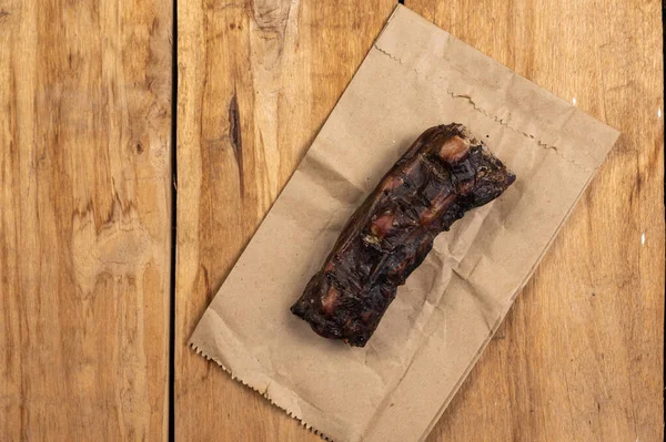 Αποξηραμένα Λιχουδιές Για Σκύλους Αποξηραμένο Βοδινό Κρέας Ξύλινη Βάση Κομμάτι — Φωτογραφία Αρχείου