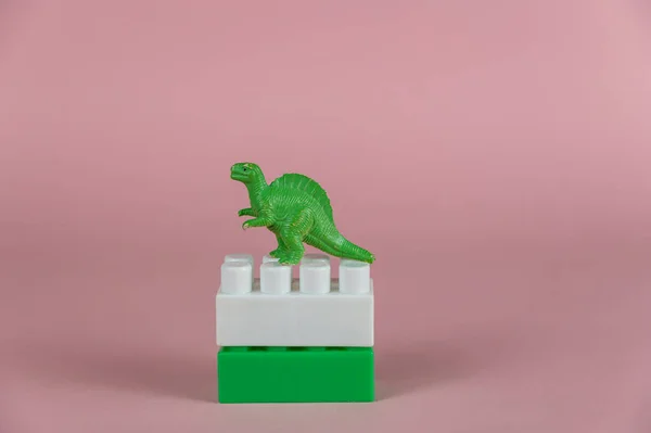 Miniatura Dinossauro Cima Dos Blocos Construção Criança Pequena Miniatura Verde — Fotografia de Stock