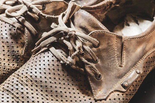 Detailed Shot Old Leather Shoes Torn Laces Worn Men Summer — Stock Photo, Image