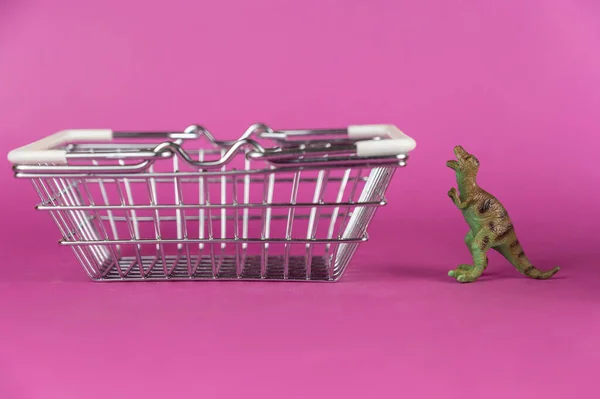 Egy Dinoszaurusz Egy Bevásárlókocsi Lila Háttérrel Fényes Üres Bevásárlókocsi Egy — Stock Fotó