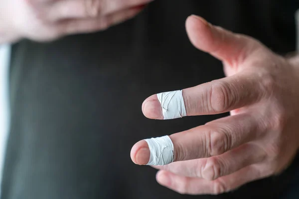 Närbild Man Som Sträcker Handen För Ett Handslag Vitt Bandage — Stockfoto