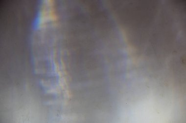 Koyu taş duvarda farklı renkte kıvrımlı çizgiler var. Spektral şekiller ve farklı şekillerde çizgiler. Gri alçılı duvar. Farklı tasarım görevleri için soyut çoklu görev geçmişi. Seçici odak