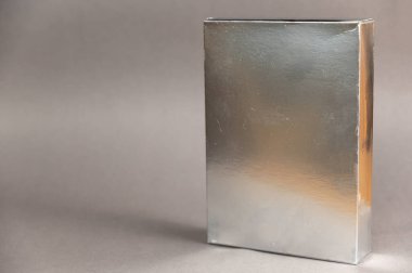 Gri arka planda gümüş dikdörtgen bir kutu. Metin ve tasarım elemanları için alanı kopyala. Seçici odak.