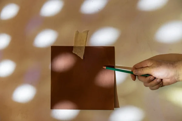 Ein Mann Zeigt Mit Einem Bleistift Auf Ein Blatt Braunes — Stockfoto