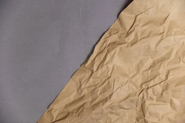 Foglio Accartocciato Carta Artigianale Marrone Chiaro Giace Una Superficie Grigia — Foto Stock