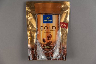 Tchibo Gold kahvesi griye karşı. Tchibo Alman şirketi kahve üretiminde yer aldı. Markalı kıyafetler, ev aletleri, ev eşyaları. Ukrayna, Mykolaiv - 06 22 2022
