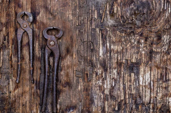 Narzędzia Ręczne Stare Zardzewiałe Szczypce Ciemnym Drewnianym Tle Pęknięta Drewniana — Zdjęcie stockowe