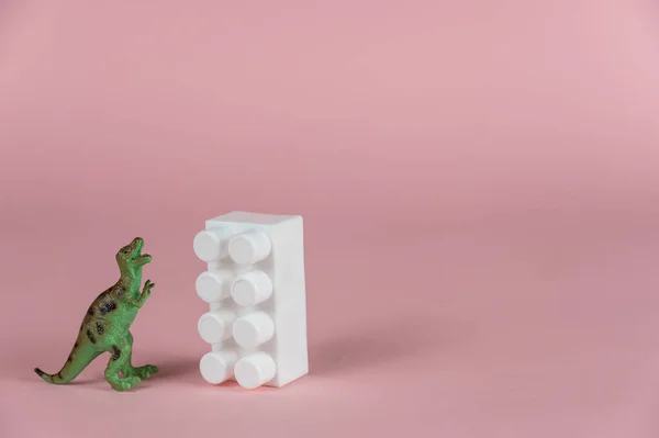 Miniature Dinosaure Trouve Côté Bloc Blanc Constructeur Des Enfants Face — Photo