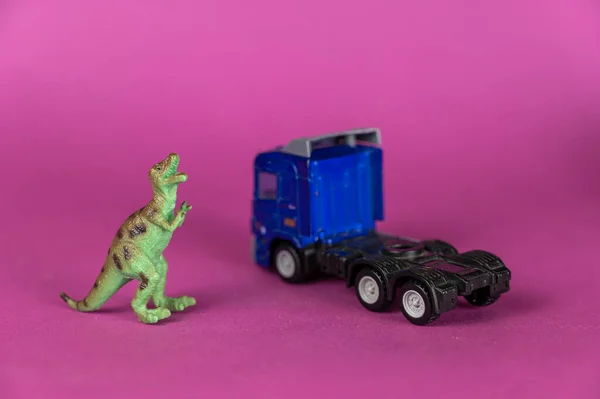 Dinossauro Trator Reboque Contra Fundo Roxo Miniatura Plástico Verde Animal — Fotografia de Stock