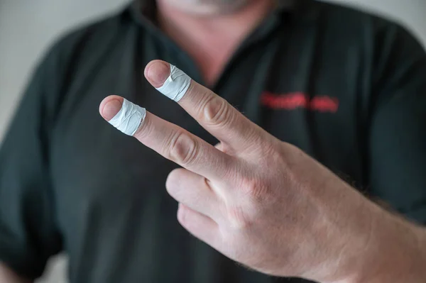Close Mão Homem Mostrando Gesto Vitória Braçadeiras Brancas Ponteiro Dedo — Fotografia de Stock