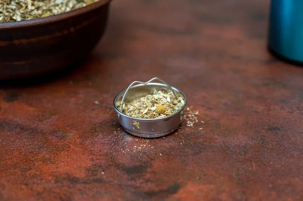 一个盛满药草的茶壶的特写 干枯的菊花放在厨房桌子上 背景是药草的褐色碗 有选择的重点 系列部分 — 图库照片