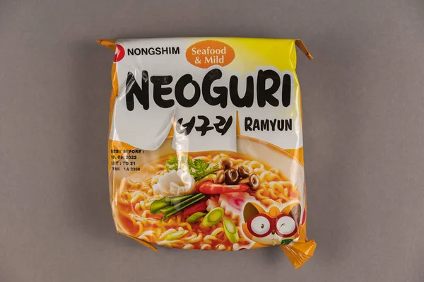 Neoguri Ramyun Στιγμιαία Noodles Πολύχρωμη Πλαστική Συσκευασία Γκρι Προϊόντα Της — Φωτογραφία Αρχείου