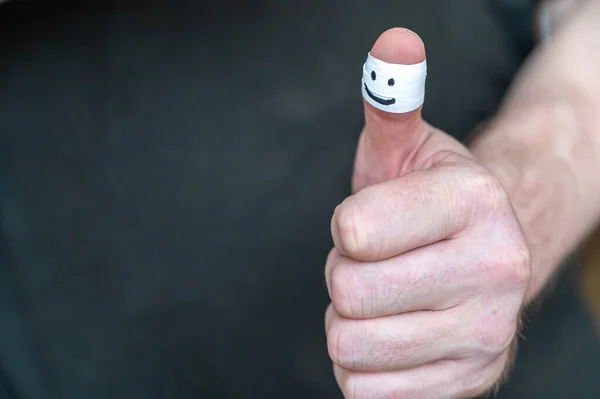 Крупный План Мужской Руки Показывающий Большой Палец Вверх Белая Повязка — стоковое фото
