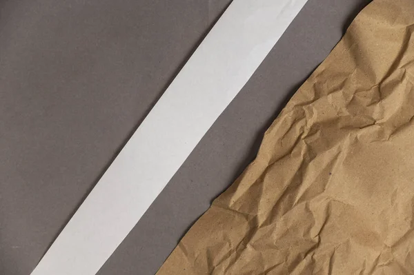 Carta Imballaggio Una Striscia Diagonale Bianca Sullo Sfondo Grigio Sgualcito — Foto Stock